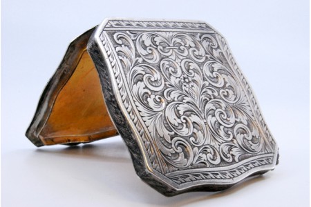 Caixa de toilette em prata com gravados, grinaldas e friso envolvendo cena galante em esmalte.